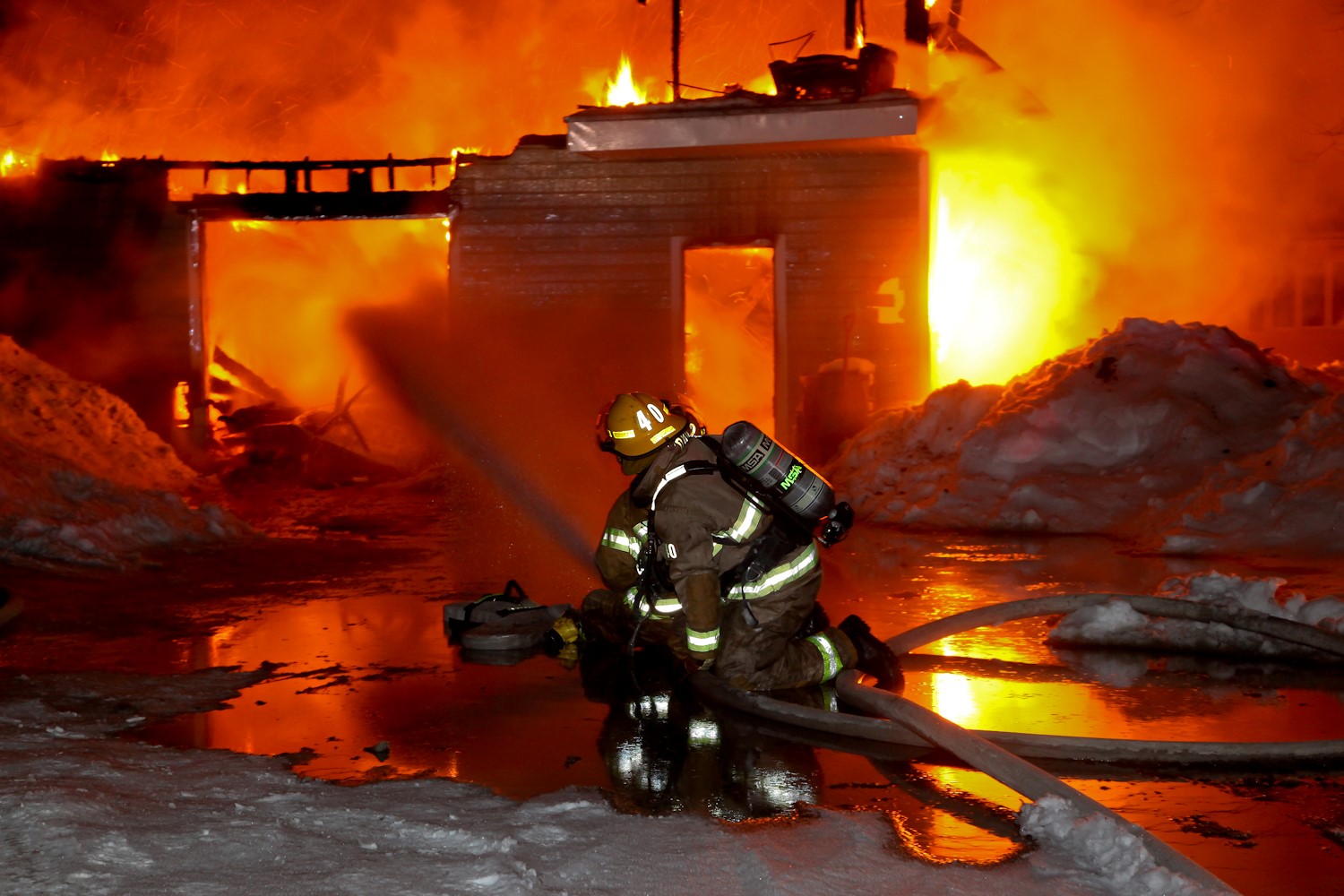Une vingtaine de pompiers ont mis deux heures pour venir à bout du brasier.