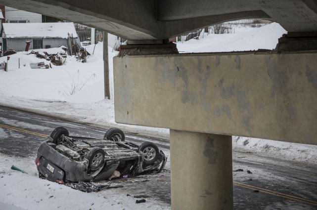 Le 3 janvier, à 10 h 10 sur la 30 Est à la hauteur de Vaudreuil, une femme a perdu le contrôle de son véhicule, puis est tombée du viaduc après avoir traversé la barrière de sécurité.