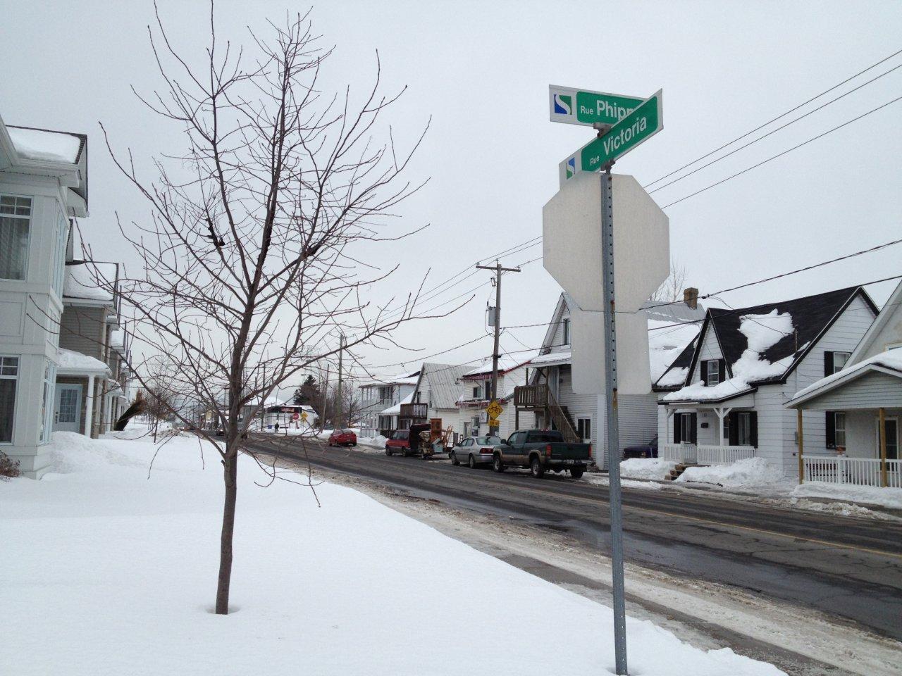 Les policiers de la SQ ont saisi d’importantes quantités de stupéfiants et de cannabis sur la rue Victoria à Sorel-Tracy.