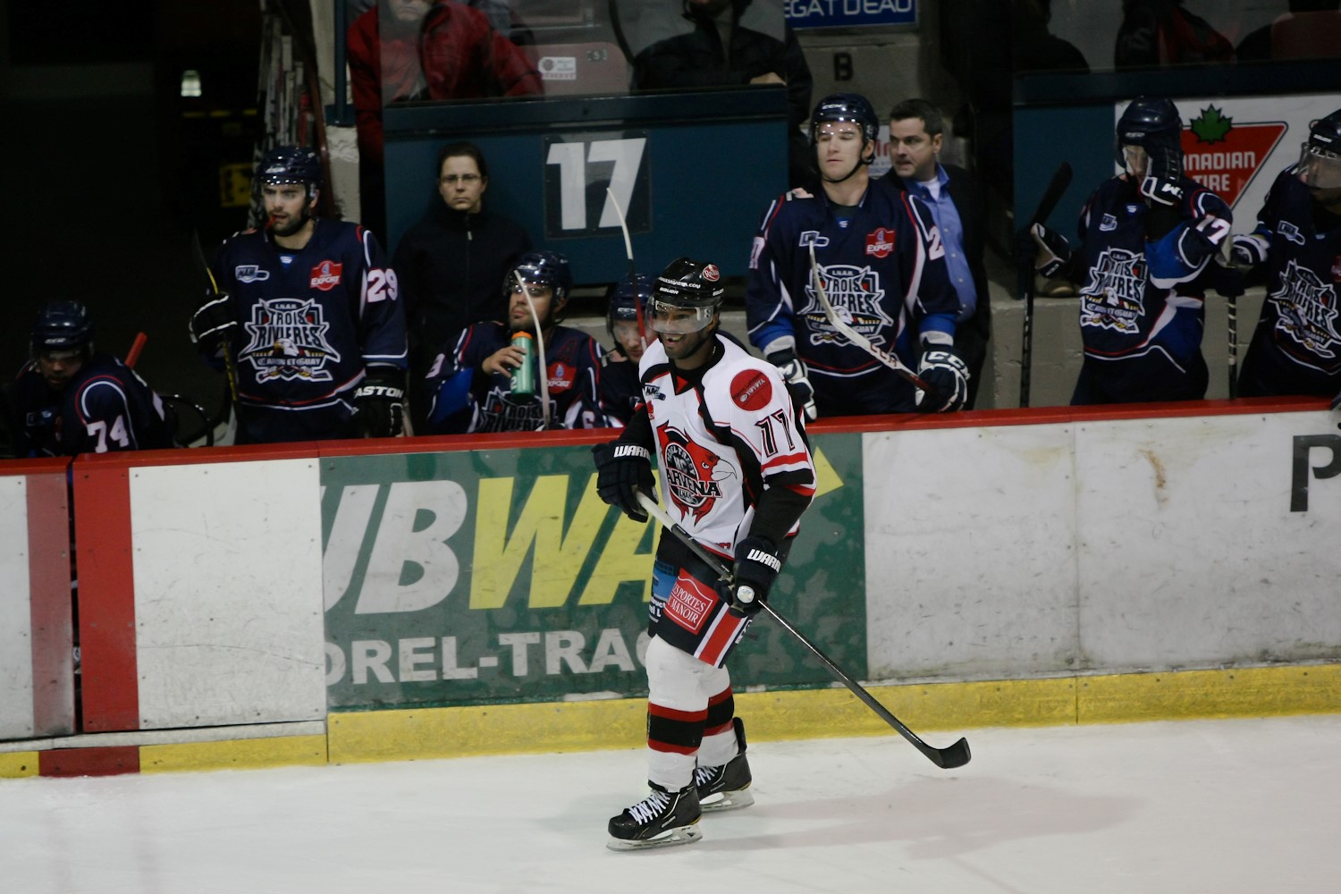 Maxime Boisclair a fait ses débuts avec le HC Carvena en marquant deux buts contre le Caron et Guay de Trois-Rivières, le 11 janvier.