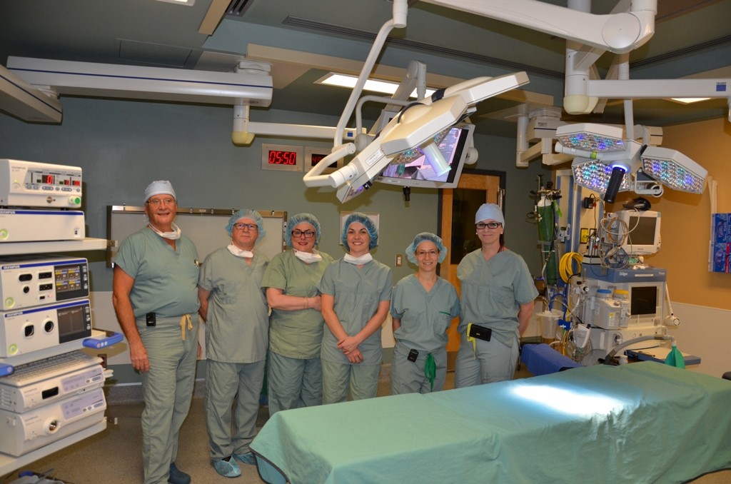 Dr André Comtois, chef du département de chirurgie, Jacques Bordeleau, vice-président du conseil d'administration du CSSS Pierre-De Saurel, Odette Fleury, directrice générale de la Fondation Hôtel-Dieu de Sorel, Annie Bouchard, présidente de la Fondation, Dre Julie Bélanger, chirurgienne, et Martine Bouchard, directrice générale du CSSS Pierre-De Saurel.