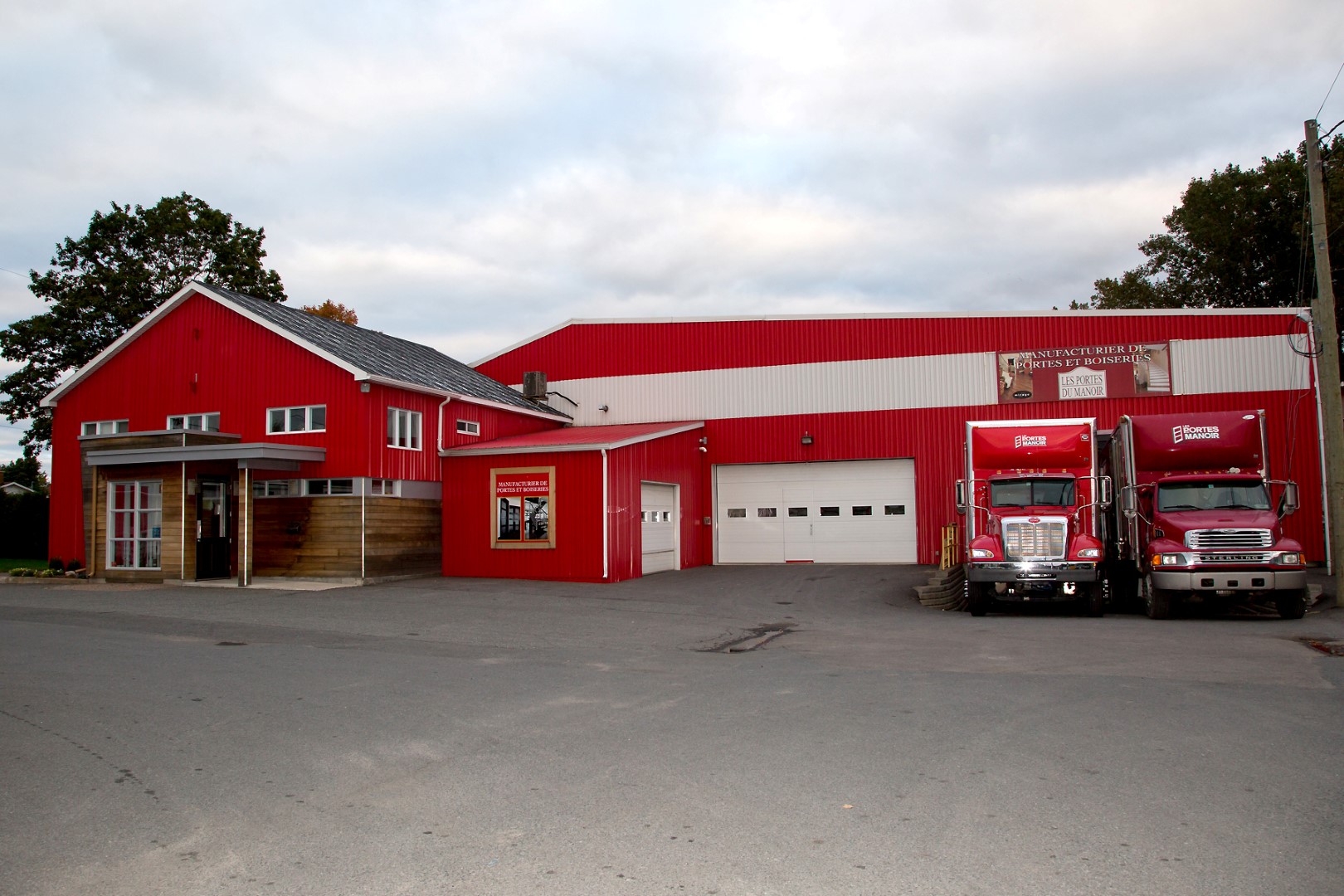 Les Portes du Manoir, à Sorel-Tracy, devrait déménager son usine dans l'un des parcs industriels de la municipalité (secteur Tracy), assurant ainsi les emplois qui étaient menacés.