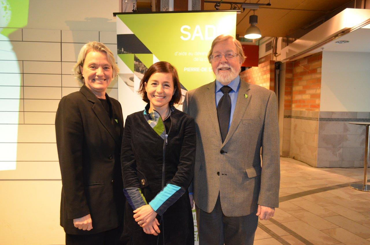 Pour souligner ses 25 ans, la Société d'aide au développement de la collectivité (SADC) recevait la sociologue spécialisée en environnement, auteure et conférencière Laure Waridel. De gauche à droite : Sylvie Pouliot (directrice générale de la SADC Pierre-De Saurel), Laure Waridel et René Lachapelle (président de la SADC Pierre-De Saurel).