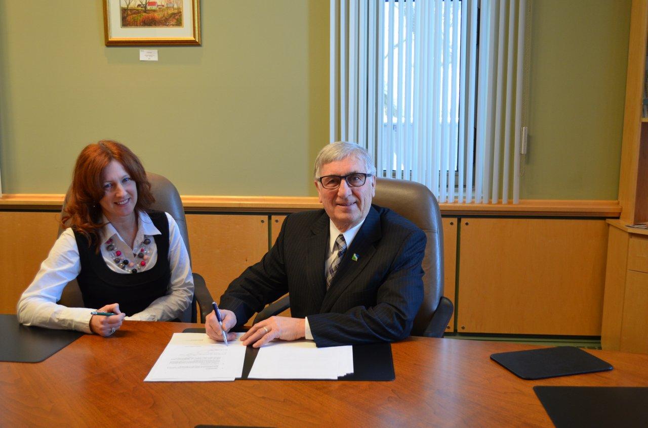 Marie-Josée Bourbonnais, directrice générale d’Azimut diffusion, et Réjean Dauplaise, maire de Sorel-Tracy.