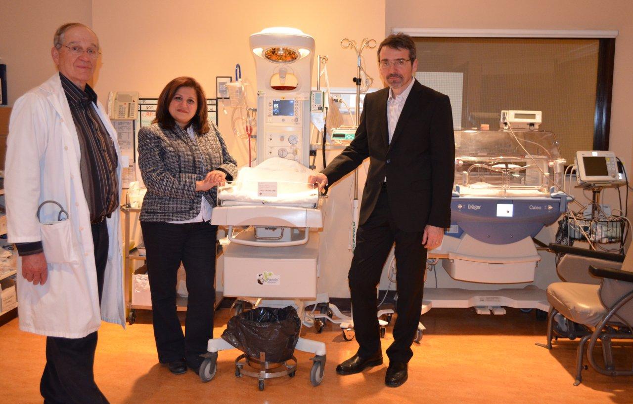 Le Dr Georges Haddad, chef du département de pédiatrie, la Dre Maha Daoud et le Dr Oleg Soroko, chef du département de gynécologie-obstétrique, dans l'une des salles récemment réaménagées de l'unité familiale du CSSS Pierre-De Saurel.