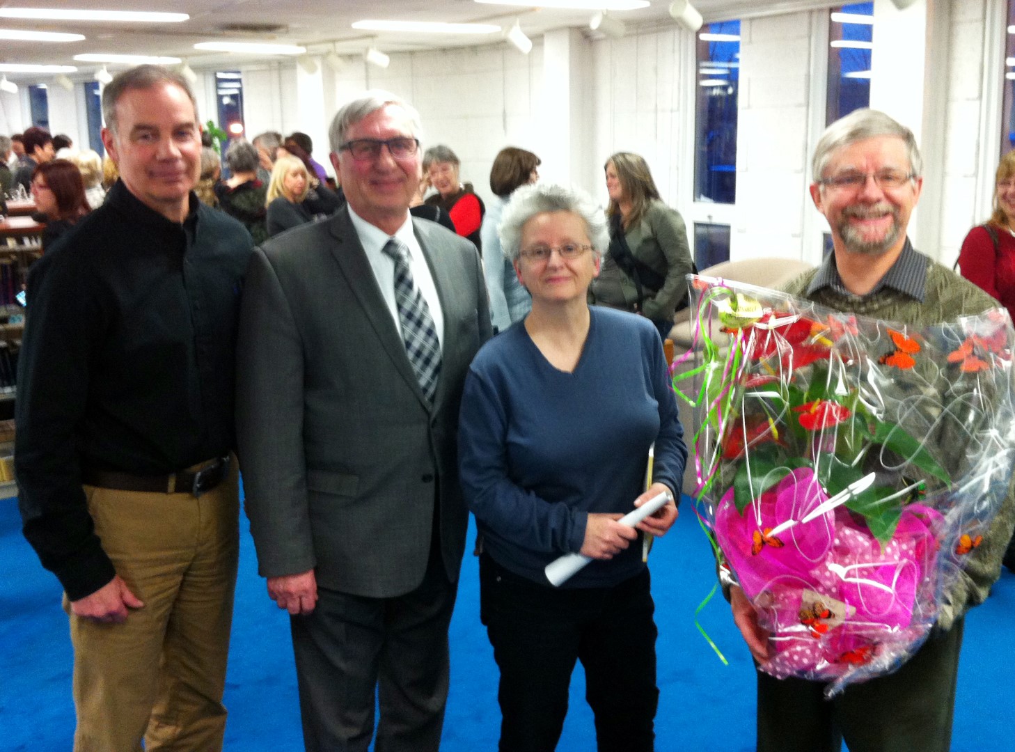 Louis Trempe, directeur par intérim de Service des loisirs de Sorel-Tracy, Réjean Dauplaise, maire, Andrée Martin, responsable du Club de lecture, et Guy Desjardins, bibliothécaire en chef.