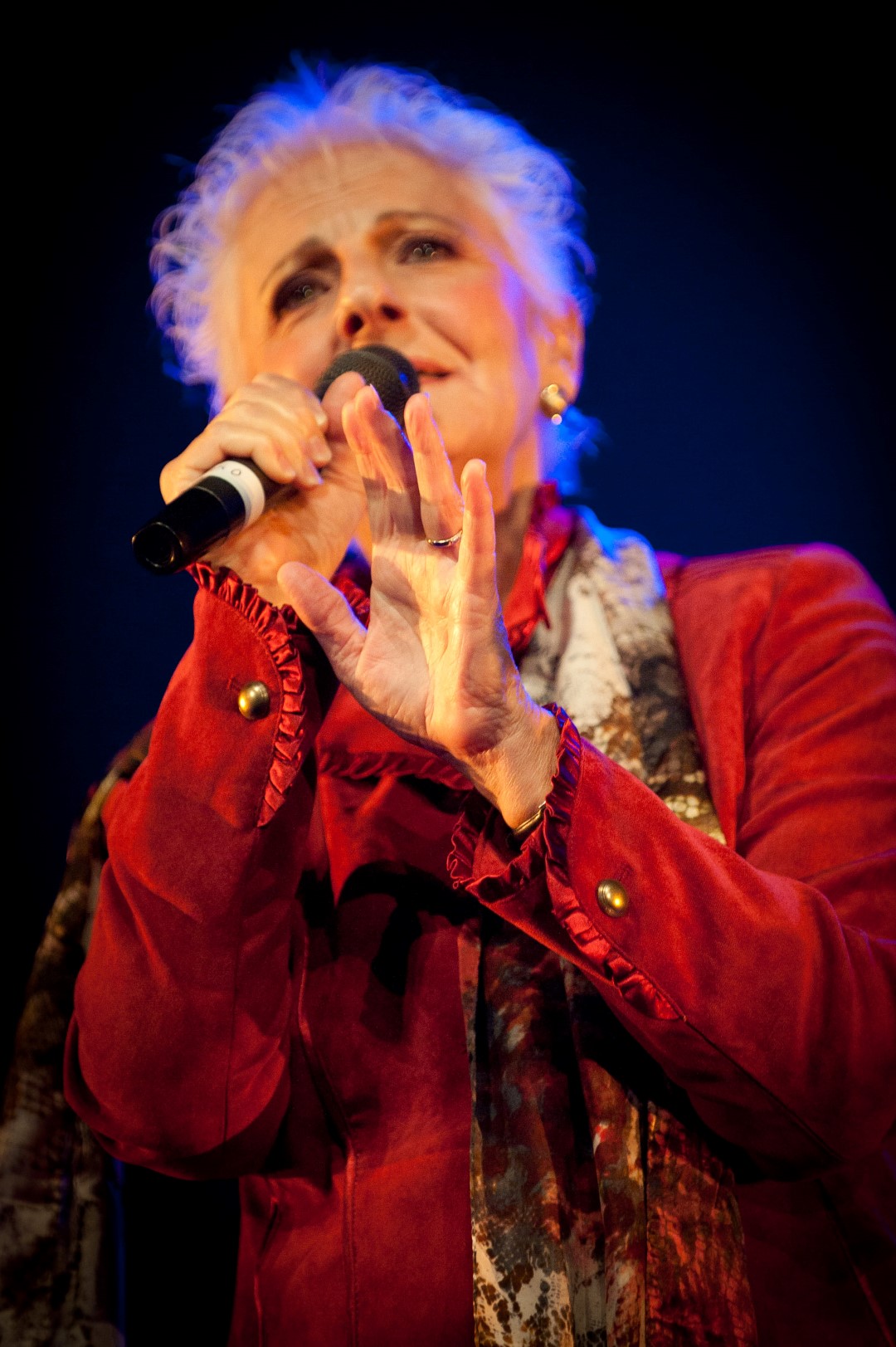 Dans son nouveau spectacle, Louise Desaulniers aborde des sujets comme l'avortement, la violence conjugale, les agressions sexuelles et le port du voile.