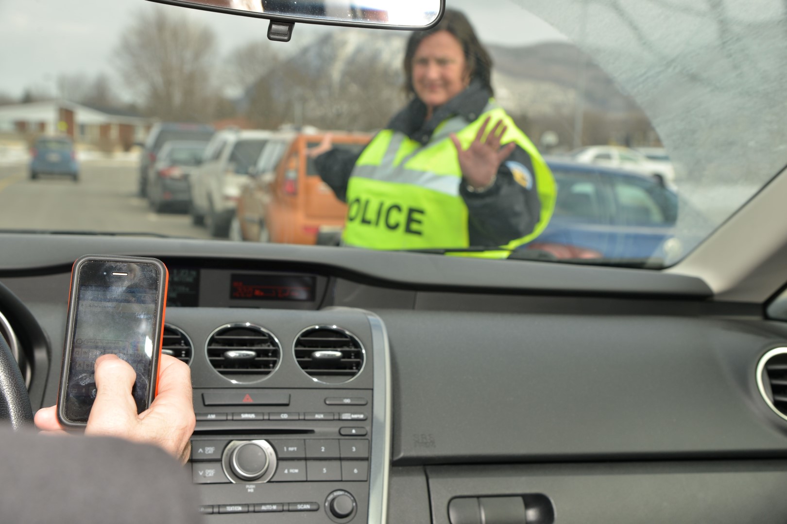 Le décès d'un Sorelois, qui a voulu répondre au cellulaire alors qu'il était au volant, amène le coroner Yvon Garneau à suggérer de faire passer de trois à neuf points d'inaptitude une infraction du genre.