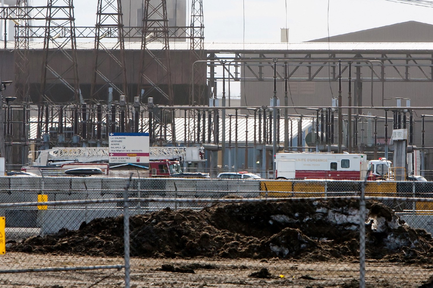 Une vingtaine de pompiers ont été dépêchés sur les lieux pour porter main forte à la brigade interne de Rio Tinto.