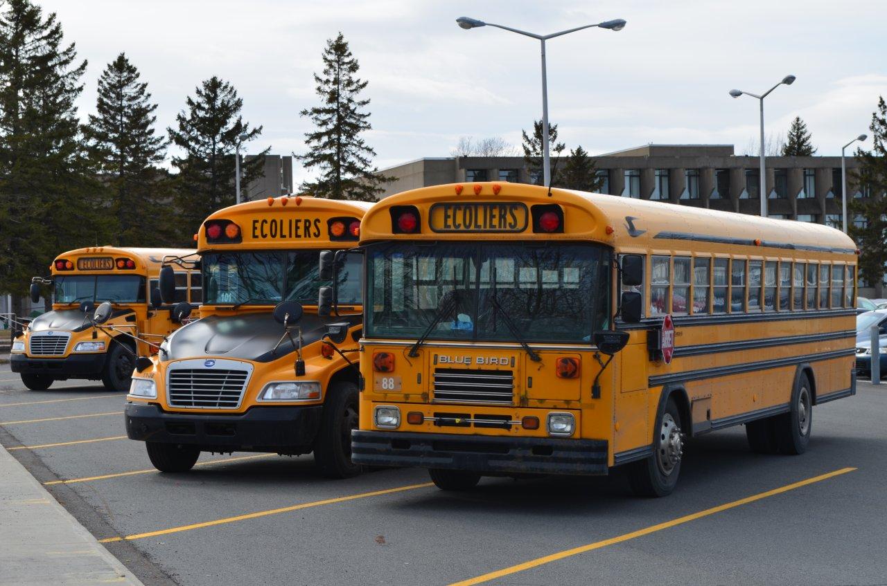 Plusieurs services de transport collectif utilisent les places disponibles dans les autobus scolaires.