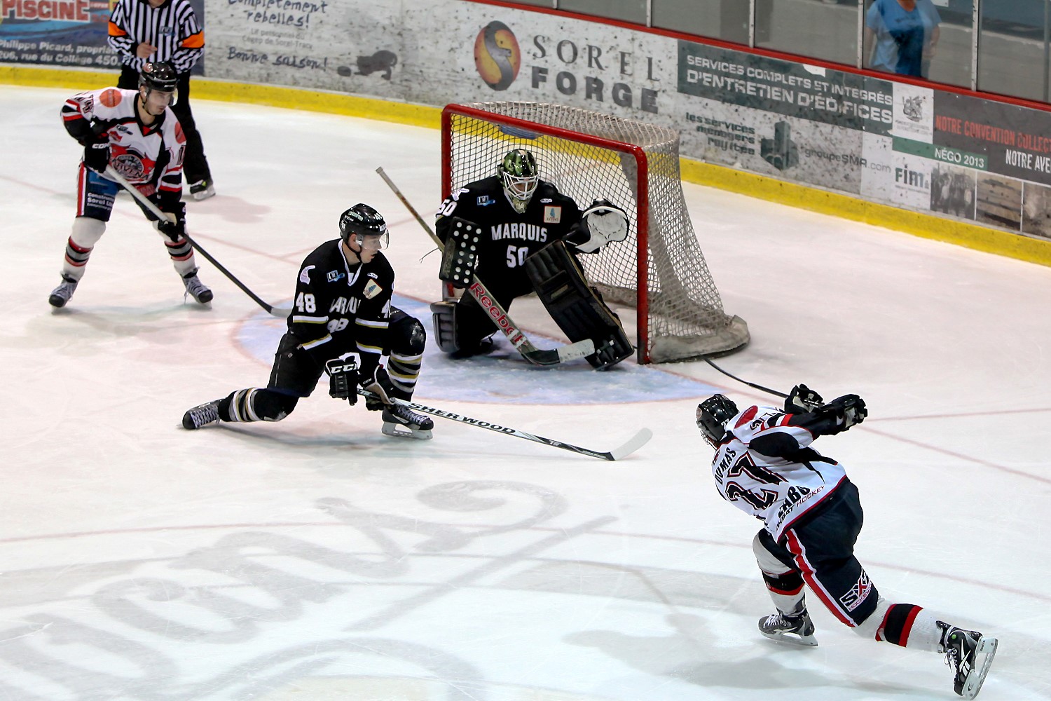 Mathieu Dumas (#27) a inscrit un but pour ainsi aider le HC Carvena à remporter le deuxième match de la série finale au compte de 6-3, samedi soir à Sorel-Tracy.