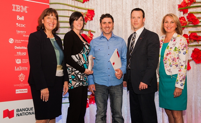 Louise Simard, vice-présidente, Vente et service aux entreprises - Montérégie et Centre-du-Québec, de la Banque Nationale, Josée Bérard, technicienne-comptable de Construction GDM inc., Bruno Courchesne, président de Construction GDM inc., Frédéric Fulham, directeur Service aux entreprises, de la Banque Nationale, ainsi que Diane Déry, vice-présidente, Vente et service aux entreprises – Centre et Est du Québec, de la Banque Nationale.