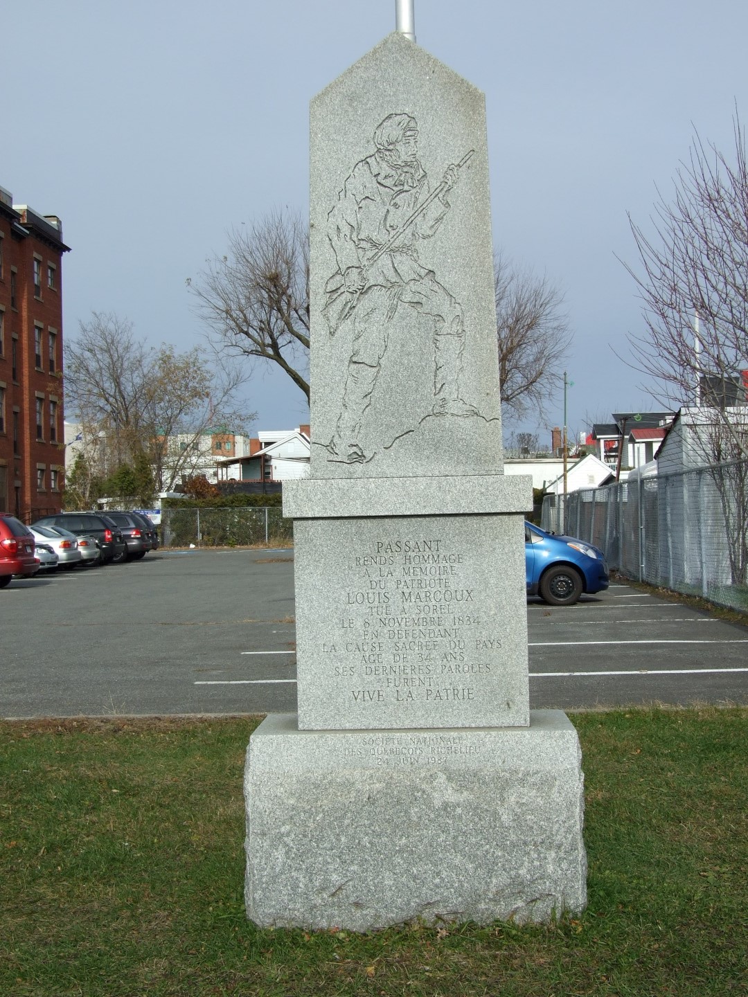Monument Hommage à Louis Marcoux, dans la cour du collège Sacré-Cœur.