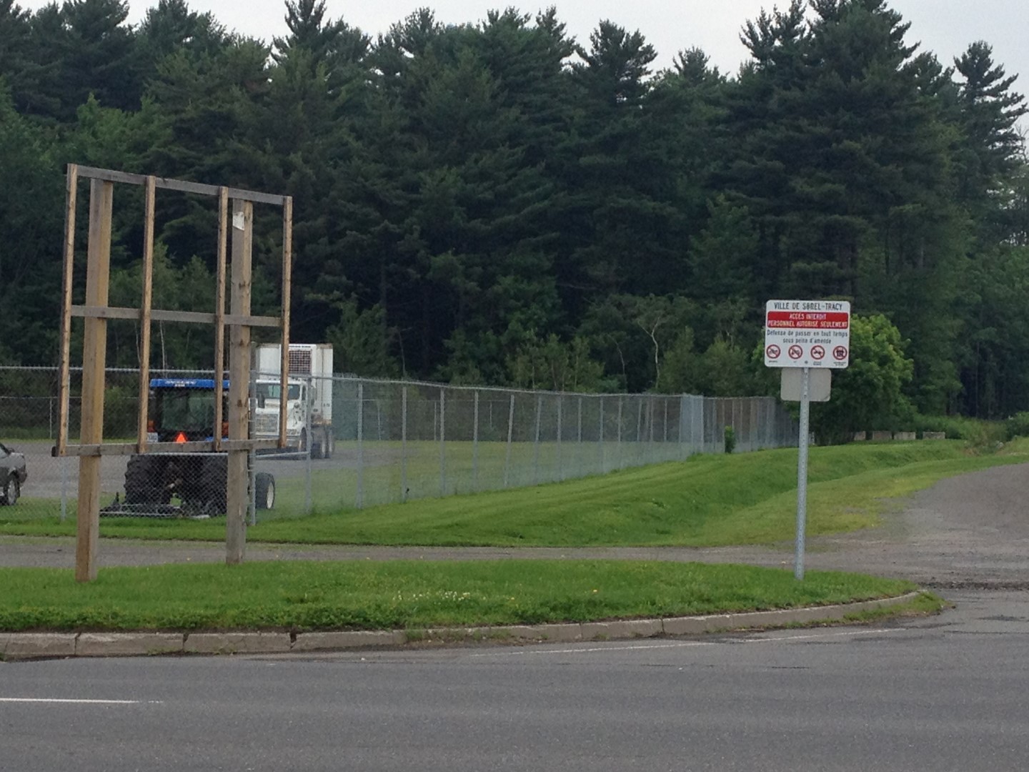 Même si l’affiche annonçant un investissement de 143 millions $ a été arrachée au coin du boulevard Fiset et de la rue Auber, le projet de la construction du futur centre de détention régionale à Sorel-Tracy n’est pas compromis.