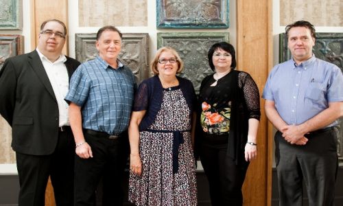 Jennifer Brochu est candidate de la Coalition de candidats indépendants qui ont donné leur appui à Michèle Lacombe Gauthier. De gauche à droite : Patrick Gauthier, Michel Côté, Michèle Lacombe-Gauhier, Jennifer Brochu et Jean Parenteau. 