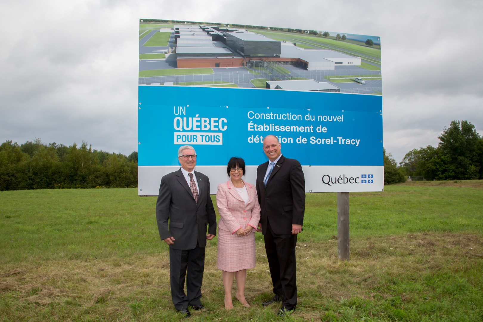 Le maire de Sorel-Tracy, Réjean Dauplaise, la députée de Richelieu et ministre déléguée à la Politique industrielle et à la Banque de développement économique du Québec, Élaine Zakaïb, et le ministre de la Sécurité publique, Stéphane Bergeron, ont annoncé que la construction du nouvel établissement de détention à Sorel-Tracy débutera dès cet automne.