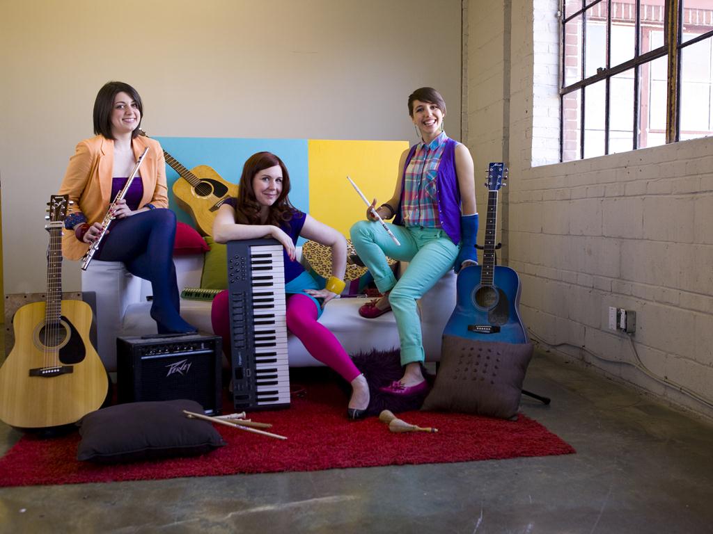 Mathilde Laurier, Linda Bouchard et Marie-C. Lachance explore le milieu musical au Festival international de la chanson de Granby.