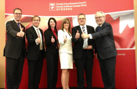 De gauche à droite : M. Peter Kruyt, de Power Corporation du Canada et vice-rprésident du CCBC, Me Sébastien Gariépy, avocat, Mme Sylvie Gelly (représentant Martin Bénard), Lorraine Boucher et Gerry Préfontaine (Peinture Préfontaine Inc.) et M. Peter Harder, président du CCBC.