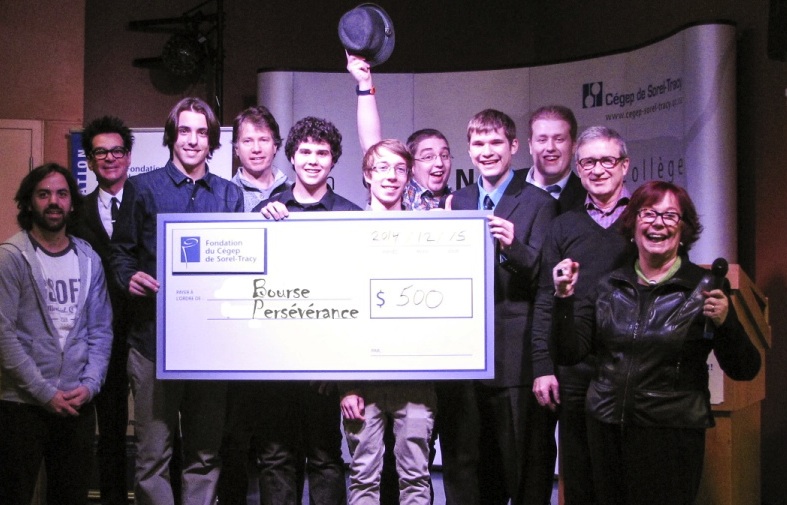 1re rangée : Simon De Baene, William Antaya, Nicolas Lacombe, Marc-Antoine Denis, Charles Moreau, André Lussier, Fabienne Desroches. 2e rangée : Serge Péloquin, Richard Farley, Alexandre Guyot, Jean-Philippe Hébert.