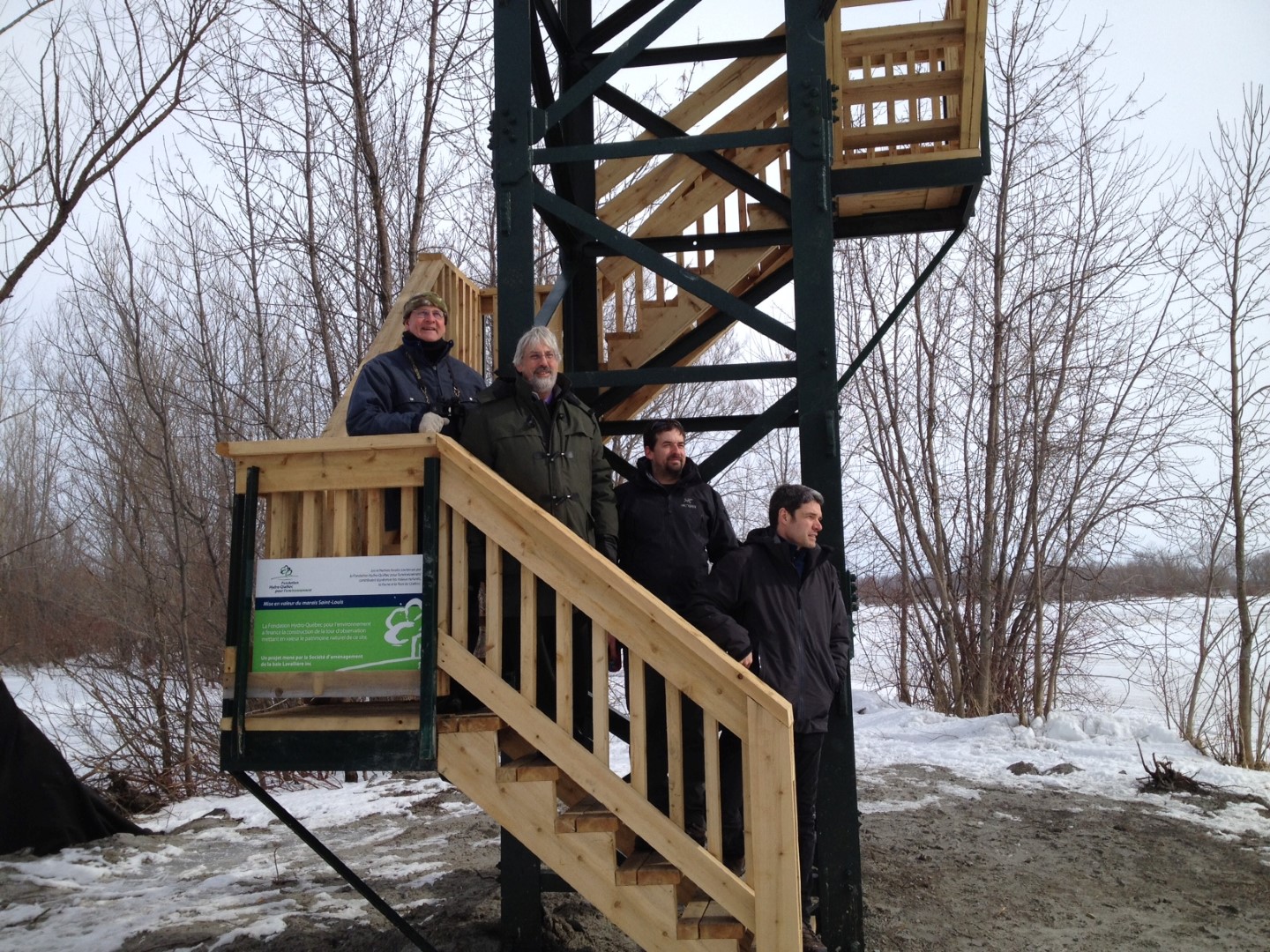 Paul Messier, directeur général de la SABL, Michel Péloquin, maire de Saint-Anne-de-Sorel, Steve Garceau, biologiste au ministère des Ressources naturelles et de la faune, et Raphaël Thibault-Gobeil, coordonnateur de projets à la Fondation Hydro-Québec.
