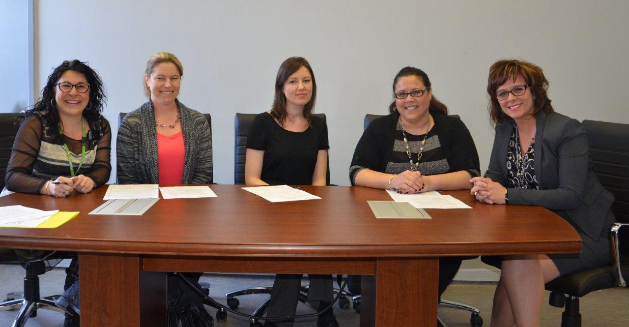 Annie Lemoine, directrice des soins infirmiers et des services multidisciplinaires, les infirmières praticiennes spécialisées, Judith Palardy, Marie-Josée Beaudin et Jennifer Brushey, et Martine Bouchard, directrice générale du CSSS.