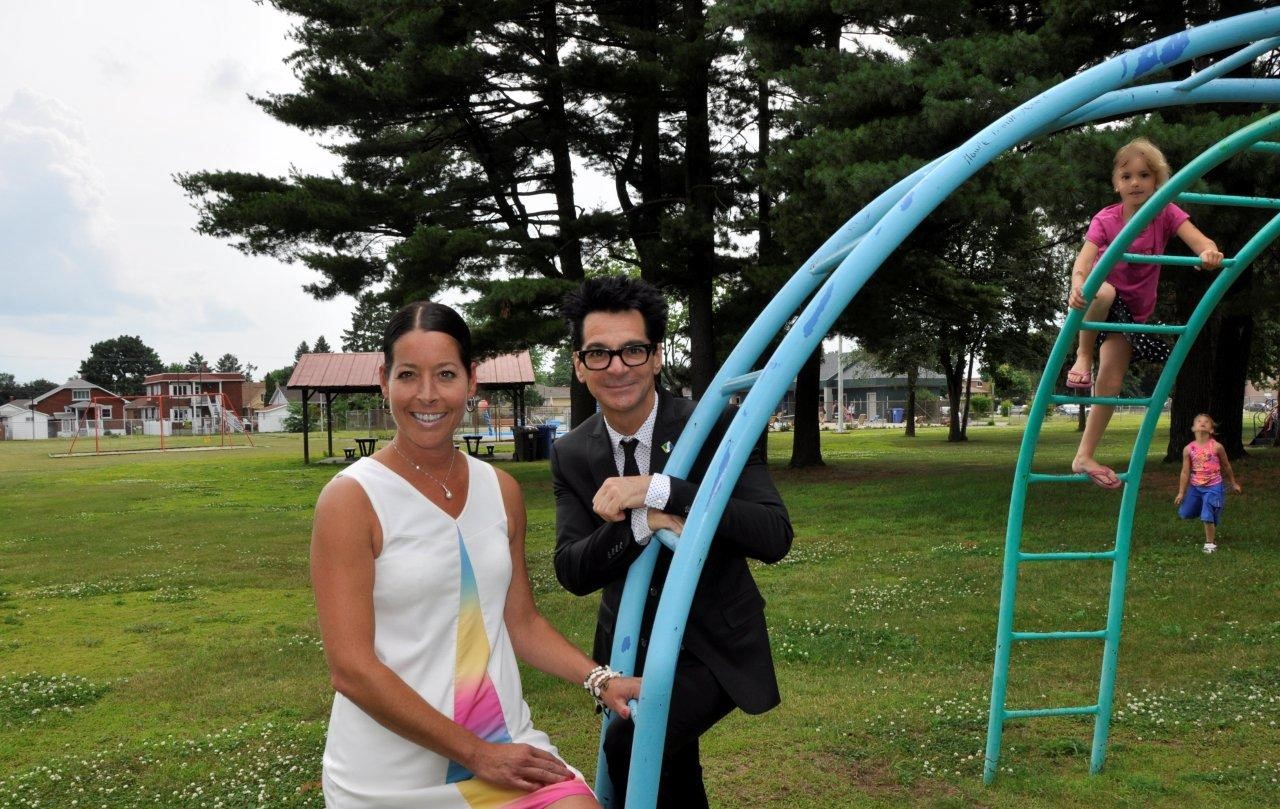 Isabelle Guay, directrice de La Marelle, et le maire de Sorel-Tracy, Serge Péloquin, ont visité le terrain qui accueillera le nouveau CPE.