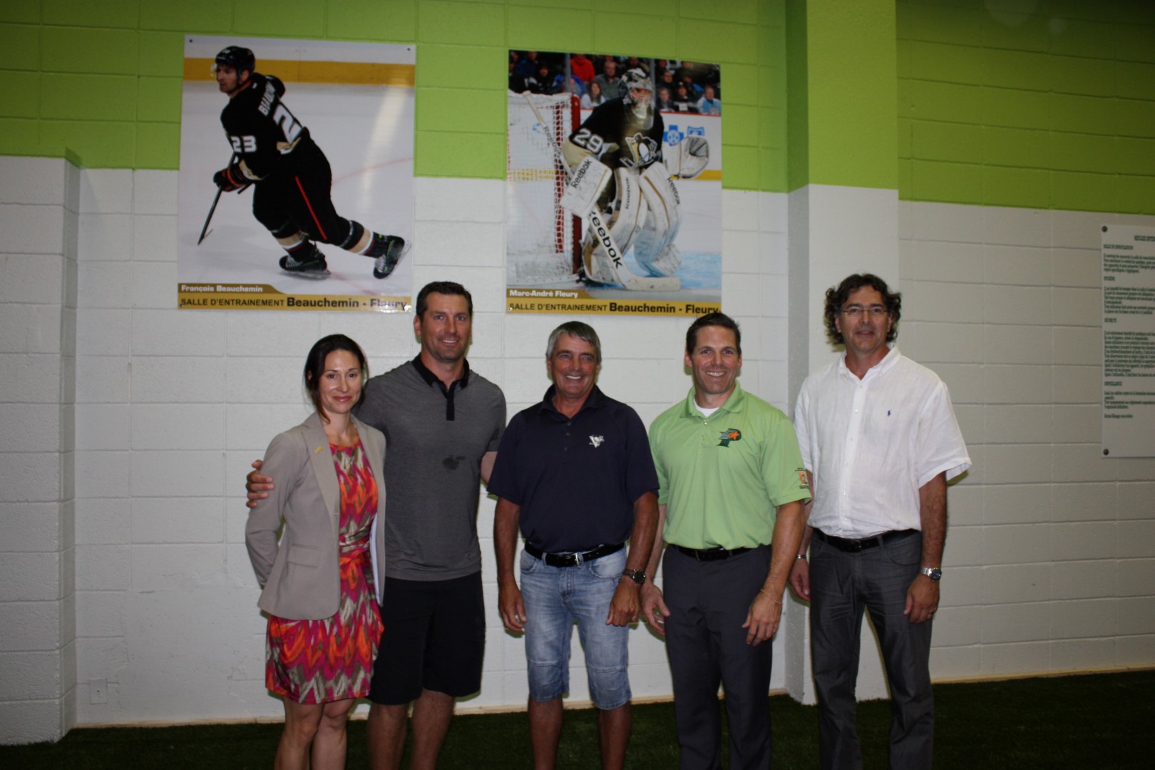 De gauche à droite : Marie-Ève Sylvestre (Hydro-Québec), François Beauchemin (Ducks d’Anaheim), André Fleury (père de Marc-André Fleury, Penguins de Pittsburgh), Marc Vigneault (directeur adjoint, école secondaire Fernand-Lefebvre) et Denis Leroux (directeur, école secondaire Fernand-Lefebvre).