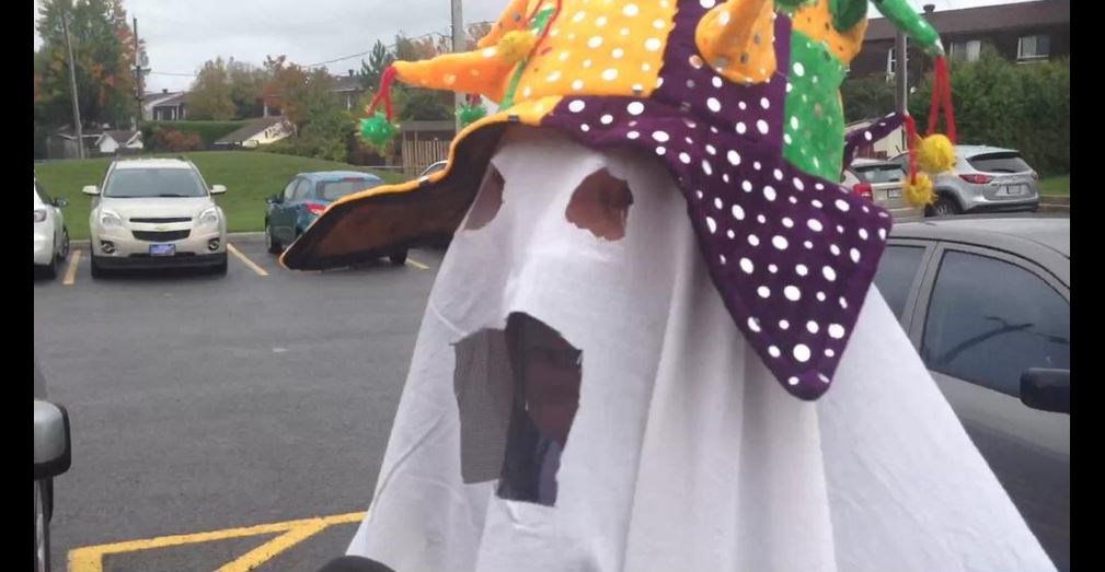 Le vote par anticipation dégénère un peu partout à travers le Québec, alors que plusieurs personnes se sont présentées avec un masque pour manifester face à l'inaction du gouvernement et des instances de justice relativement au niqab.