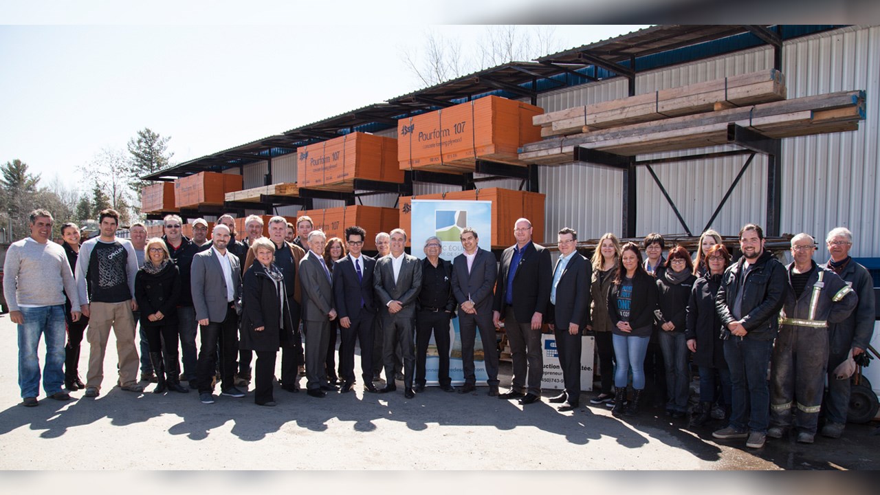 Diane De Tonnancourt, conseillère municipale de Yamaska, Claude Pothier, préfet de la MRC et maire de Saint-Roch-de-Richelieu, Serge Péloquin, maire de Sorel-Tracy, Sylvain Descheneaux, vice-président de Construction Sorel, Réjean Descheneaux, président de Construction Sorel, Benoit Lefebvre, président du CA de Parc éolien Pierre-De Saurel et Sylvain Dupuis, maire de Saint-Ours, entourés d’employés de Construction Sorel.