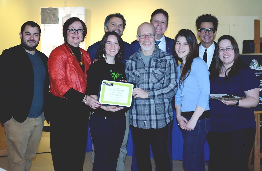 De gauche à droite : Marc-André Jean-Montenegro, Fabienne Desroches (DG), Catherine Caron (Oxfam), Jacques Gauthier(conseiller vie étudiante), Éric St-Pierre (Association québécoise du commerce équitable), Sylvain Rochon (député de Richelieu), Laurianne Dansereau, Serge Péloquin (maire de Sorel-Tracy), Noémie Gouin-Gauthier.
