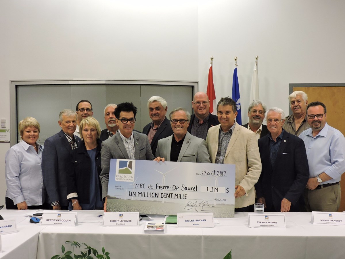 Le conseil d’administration de Parc éolien Pierre-De Saurel entouré des membres du Conseil de la MRC.