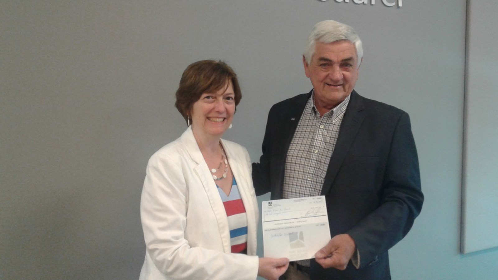 Mme Martine Bourgeois, nouvelle représentante du secteur agricole au conseil d’administration de Parc éolien (en remplacement de M. Jean-Pierre Salvas) remet, avec grand plaisir, au préfet de la MRC le chèque de 650 000 $.