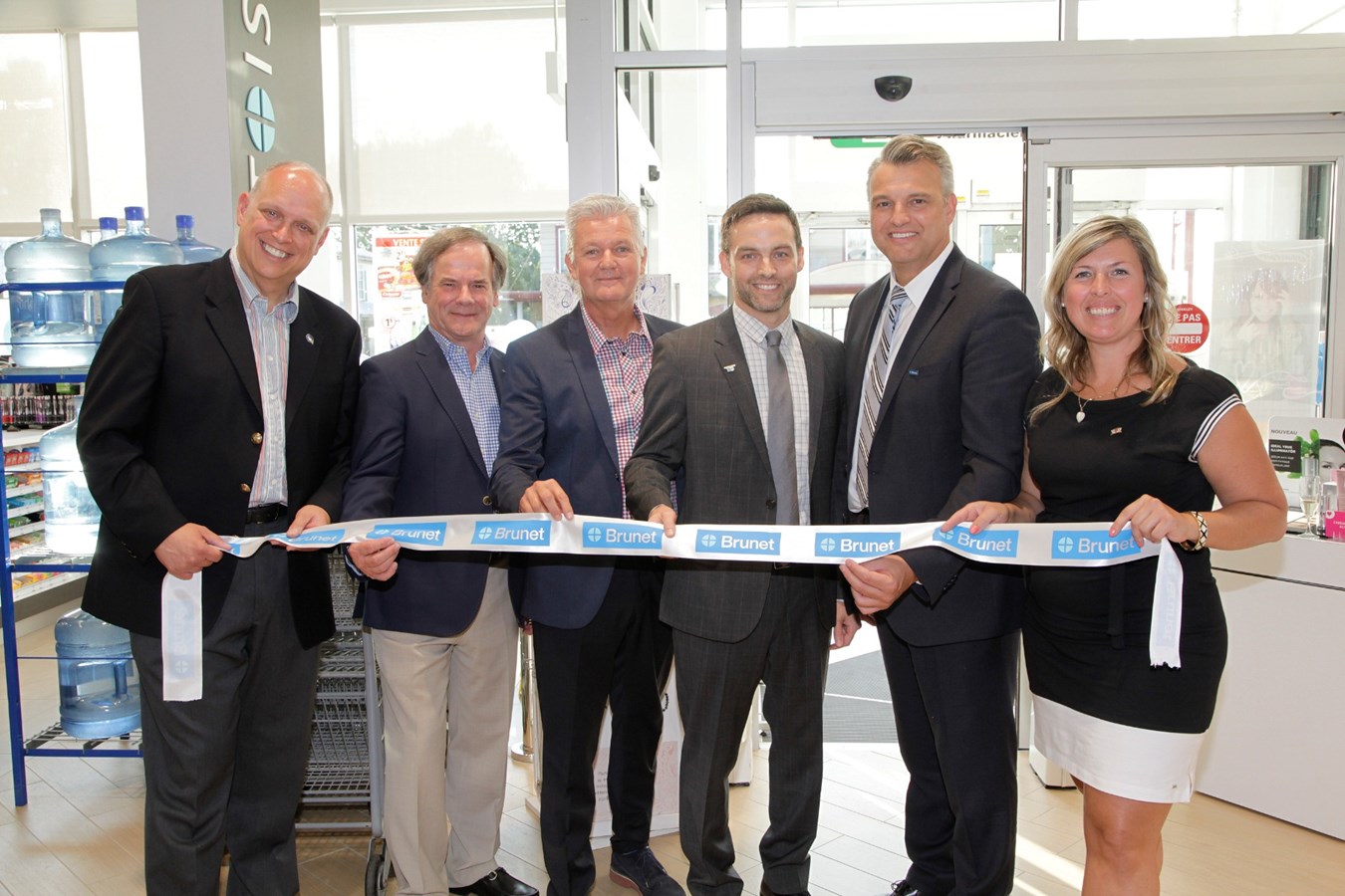 Stéphane Bergeron, député de Verchères; Richard Blais, pharmacien propriétaire; Michel Couture, pharmacien propriétaire; David Gauthier, pharmacien propriétaire; Luc Martinovitch, vice-président principal McMahon et Brunet; Maud Allaire, mairesse de Contrecœur.