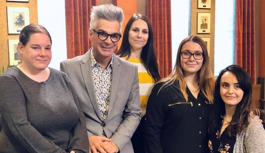 De gauche à droite : e maire Serge Péloquin entouré des étudiantes Joanie Trudel, Marilou Éthier, Marie-Jeanne Pare et Sarah Choukr-Allah.