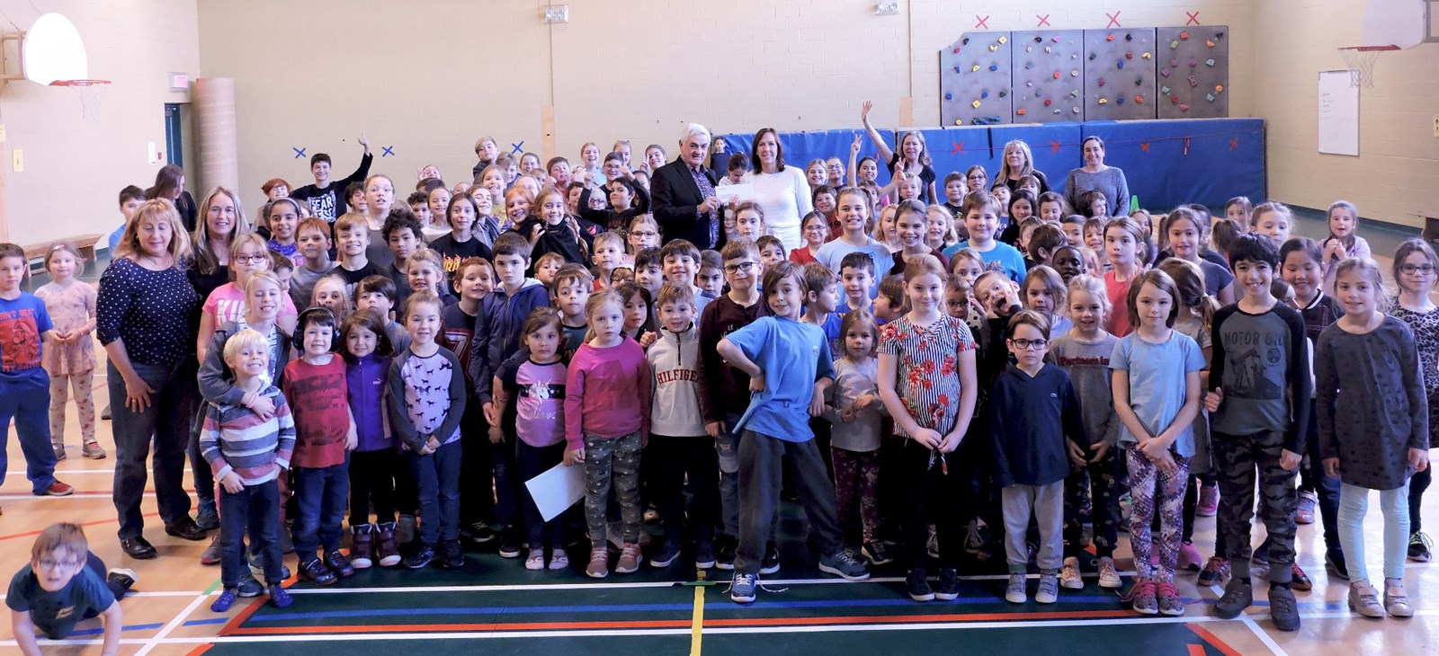 Le préfet de la MRC Pierre-de-Saurel Gilles Salvas et la directrice de l’école Maria-Goretti, Dominique Dussault, entourés des élèves fréquentant le service de garde de l’école.