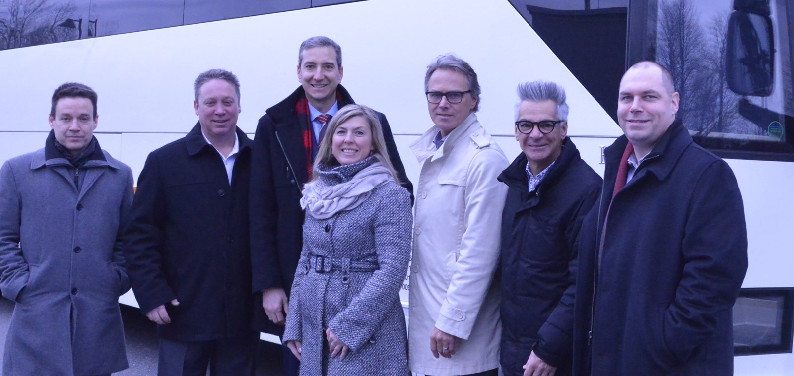 De gauche à droite: Éric Bergeron, directeur des solutions d’affaires TI/STI chez Exo; Stéphane Williams, maire de Saint-Amable; Alexandre Bélisle, maire de Verchères; Maud Allaire, mairesse de Contrecœur; Martin Damphousse, maire de Varennes; Serge Péloquin, maire de Sorel et Jim-Colonel-Bertrand, directeur principal de l'exploitation d'autobus Exo.