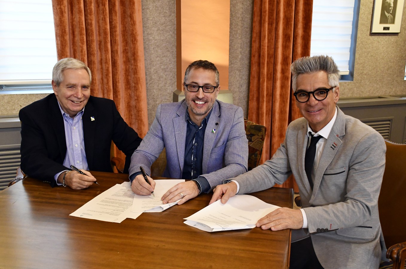 De gauche à droite: Denis Péloquin, directeur des Ressources humaines; Me Karl Sacha Langlois, nouveau directeur général de la Ville de Sorel-Tracy et le maire, Serge Péloquin.