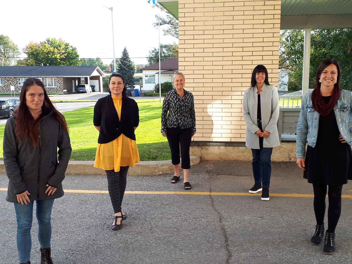 De gauche à droite: Sonia Lauzon, du Centre d’action bénévole de la MRC de Bécancour; Caroline Roy, de La Carotte Joyeuse; Danielle Gamelin, directrice générale de la  Fondation; Josée Gariépy, du centre du Plateau Laval et Mariève Proulx-Roy, du CDC Nicolet-Yamaska.