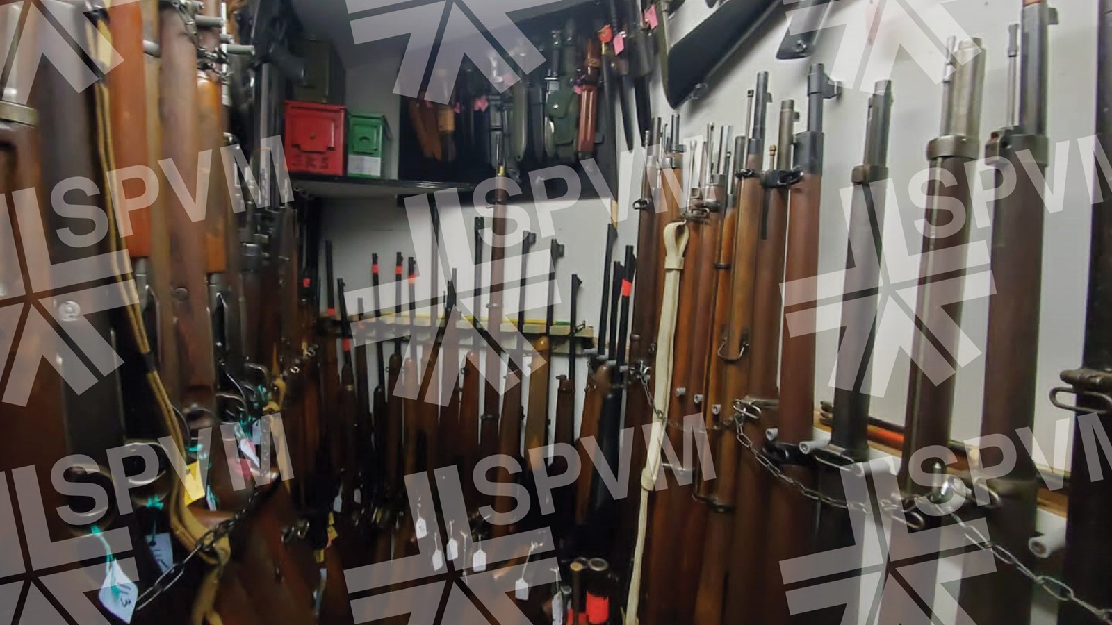 Les armes saisies étaient dissimulées dans une cache fortifiée, à l’arrière d’une bibliothèque située au sous-sol