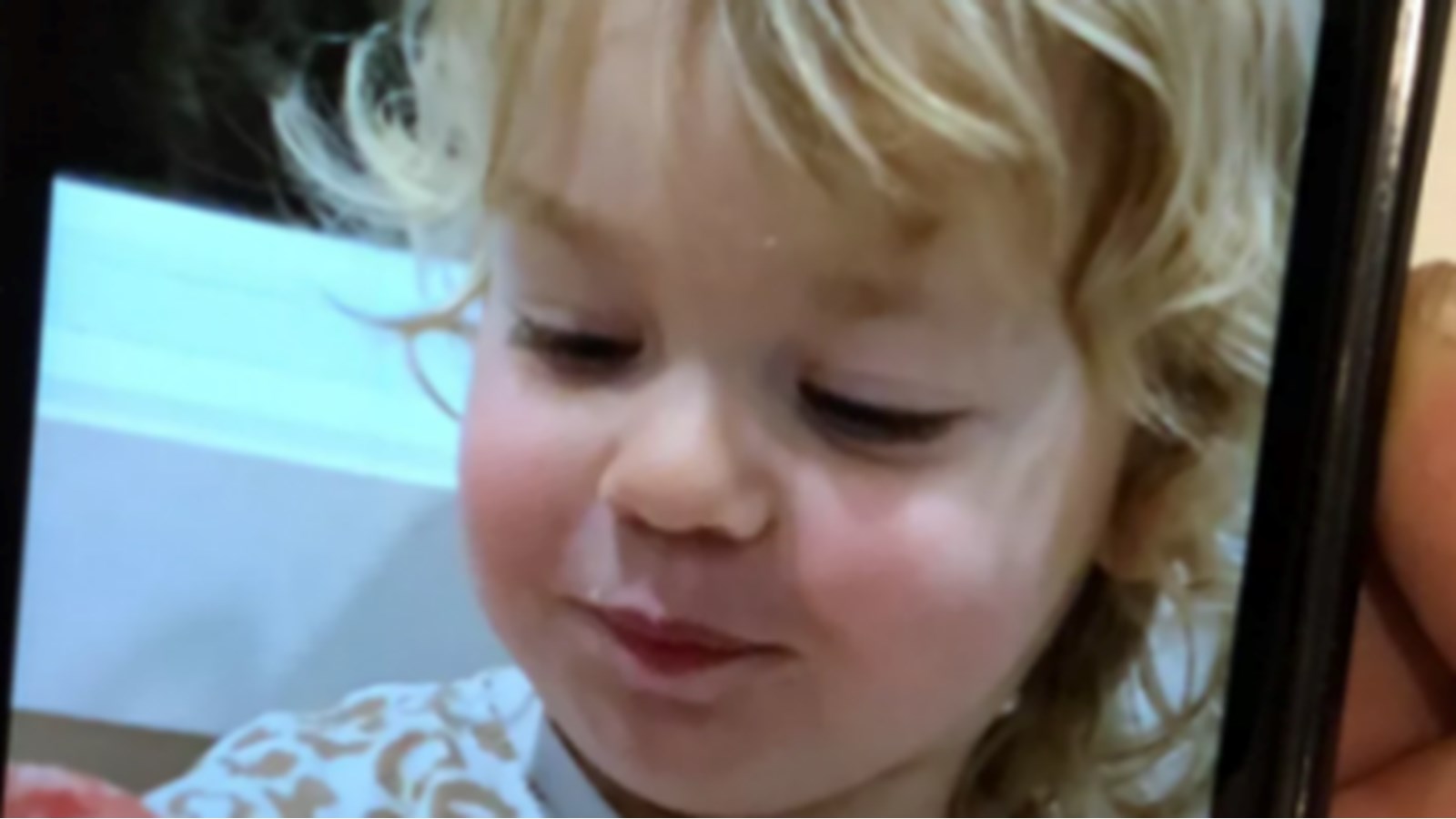 , Liana, mesure 76 centimètres, a les cheveux blonds, les yeux bruns verts et portait un manteau et un legging rouge et blanc