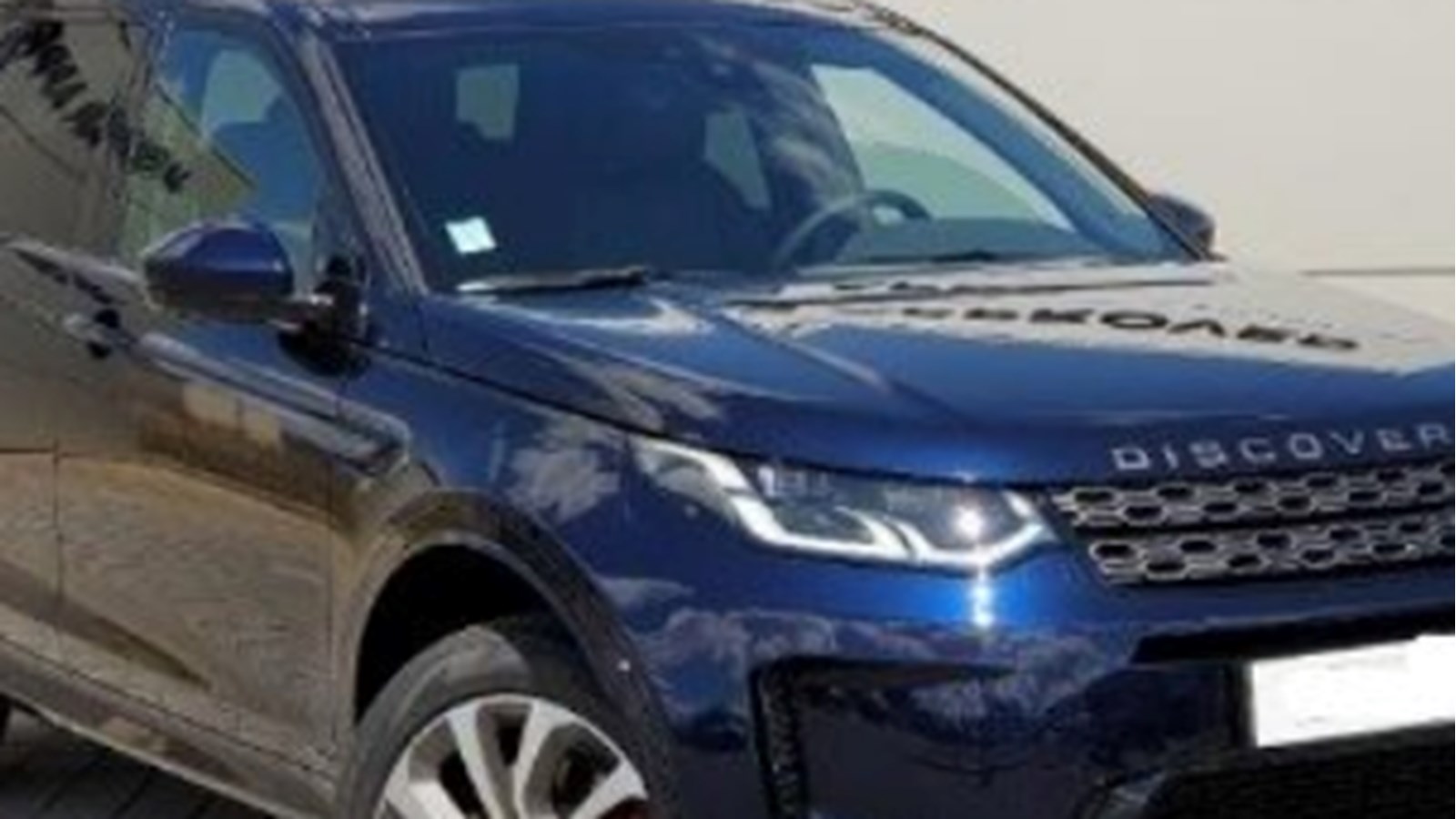 Les deux jeunes filles et la suspecte Jessica Kate Boulet, 34 ans ont été vus la dernière fois dans un Land Rover Discovery, bleu, 2019, plaque F M V 6 8 2 3