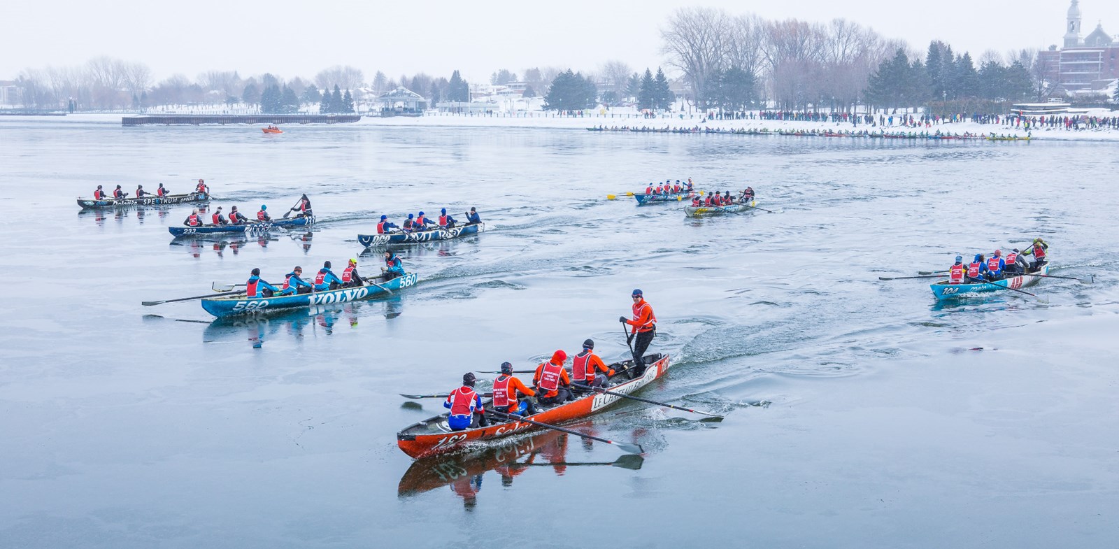L’événement a réuni environ 1 000 spectateurs, qui ont pu observer la Course à partir du quai du Traversier, du Parc Regard-sur-le-Fleuve, du Biophare et du Belvédère.