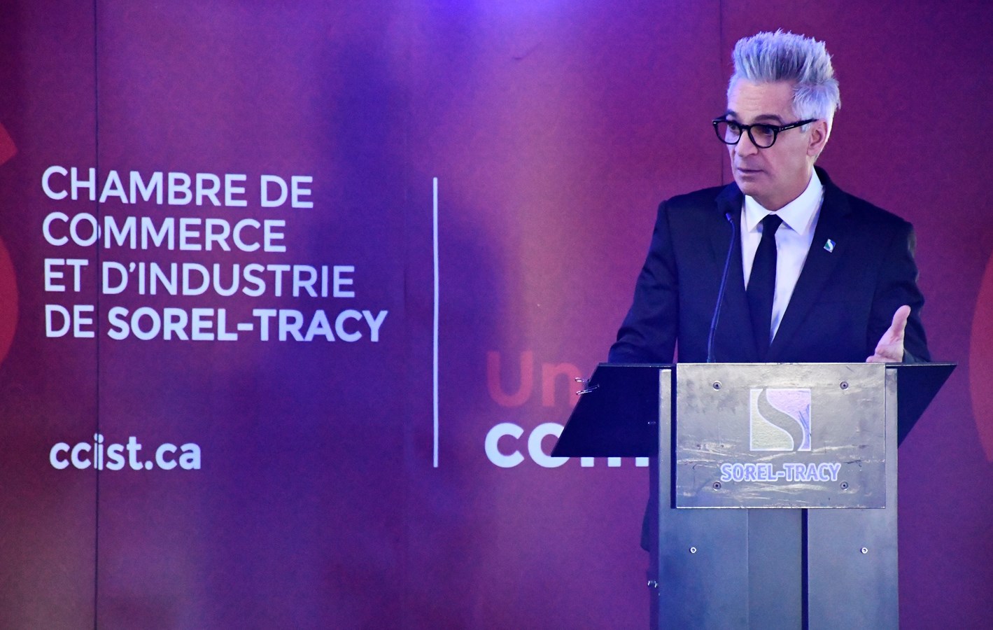 Le maire et son conseil reconnaissent que les commerçants de la ville sont directement touchés par la pandémie de coronavirus (Covid-19). Ce service est né de l'idée d'encourager la vente en ligne locale en mettant en place ce service de livraison.