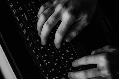 Cyberprédateurs : les signalements augmentent, la SQ appelle les parents à la vigilance