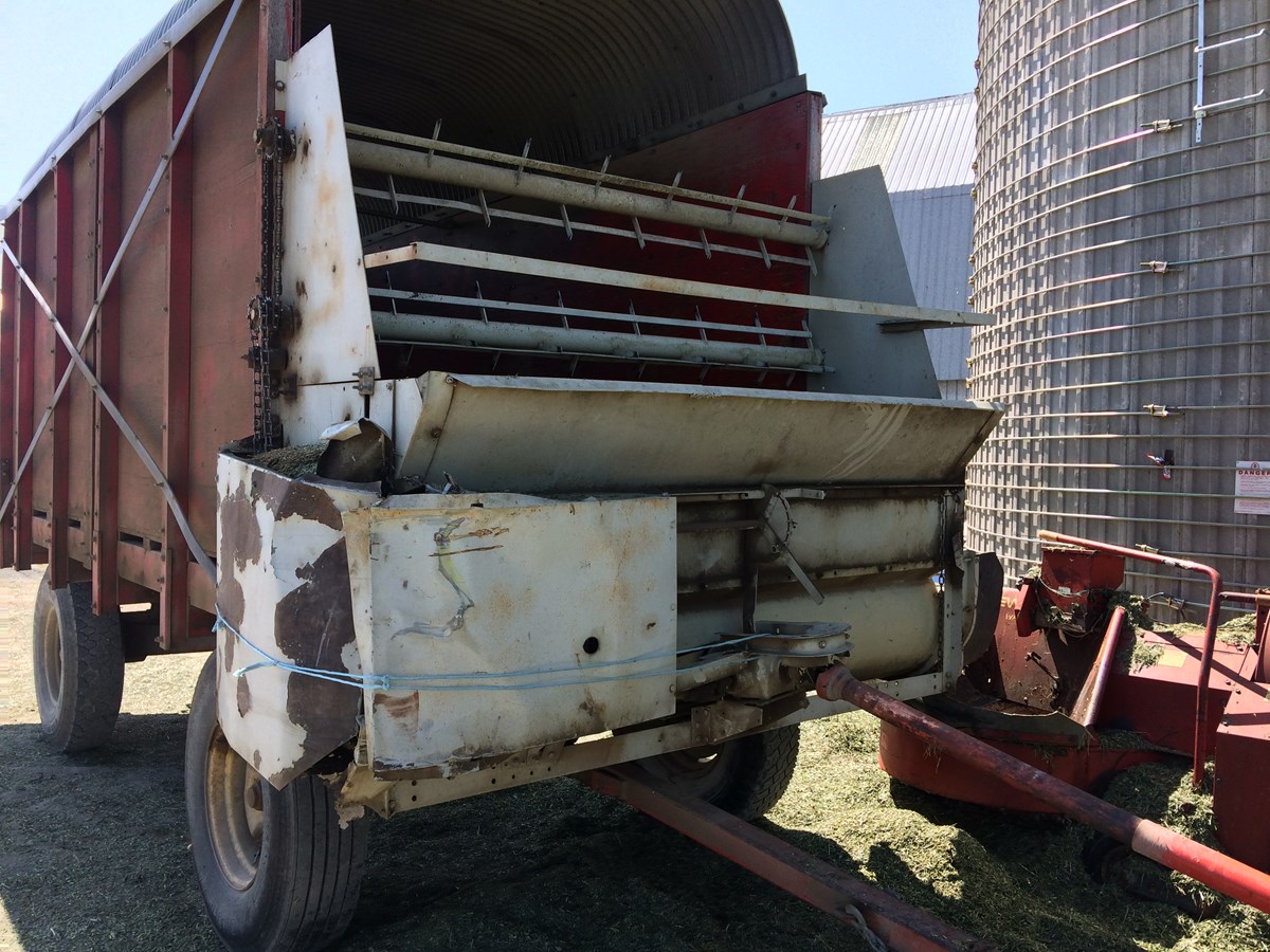 M. Courchesne s’est étiré et son chandail s’est accroché aux tiges du batteur supérieur. Il a alors été entraîné par le batteur, la vis sans fin et le souffleur à ensilage. Il s’est ainsi retrouvé écrasé entre le bâti de la boîte d’ensilage et la vis sans fin.