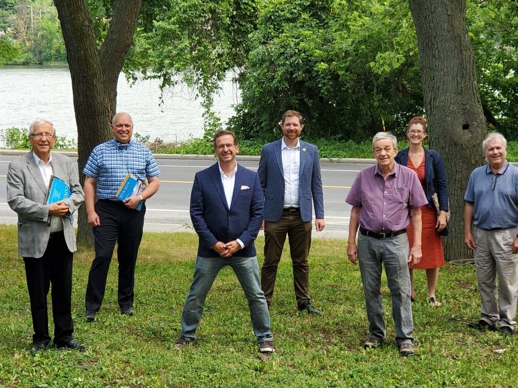 De gauche à droite et en distanciation physique : Louis Plamondon, député de Bécancour—Nicolet—Saurel; Stéphane Bergeron, député de Montarville; Yves-François Blanchet, député de Beloeil-Chambly et chef du Bloc Québécois; Xavier Barsalou-Duval, député de Pierre-Boucher—Les-Patriote—Verchères; Hubert Chamberland, président du COVABAR; Christine Normandin, députée de Saint-Jean et Marcel Comiré, directeur général du COVABAR.