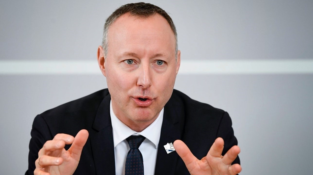 Jean-Bernard Émond invite l’ensemble des agents de développement économique, dont les entreprises, les municipalités, les organismes, les ambassadeurs régionaux, ainsi que les groupes de citoyens, à exprimer leur opinion, dès maintenant, en déposant un mémoire.