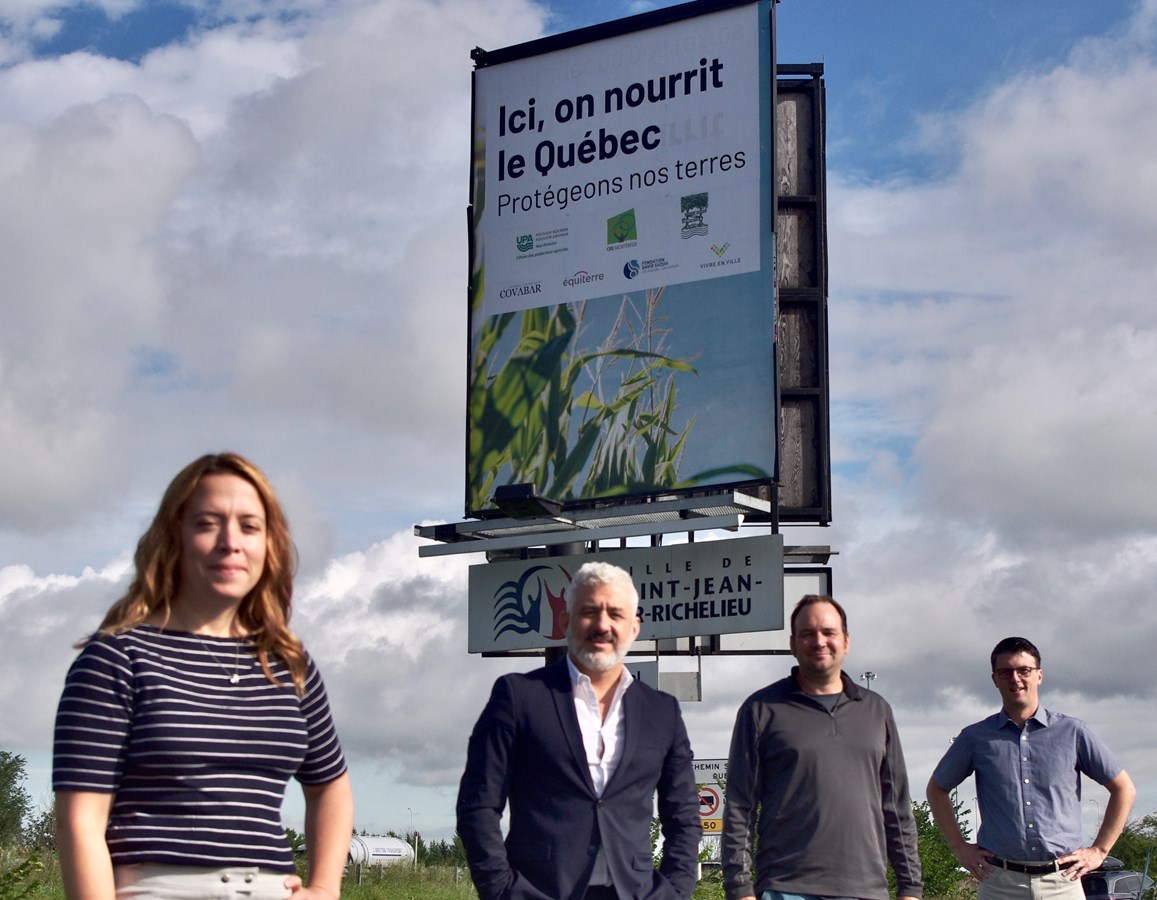 De gauche à droite, les conseillers municipaux de la Ville de Saint-Jean-sur-Richelieu: Maryline Charbonneau, Ian Langlois, Justin Bessette et Alain Laplante, maire de la Ville de Saint-Jean-sur-Richelieu.