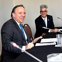 Le premier ministre François Legault et le maire de Sorel-Tracy, Serge Péloquin, lors de la tournée des régions du premier.