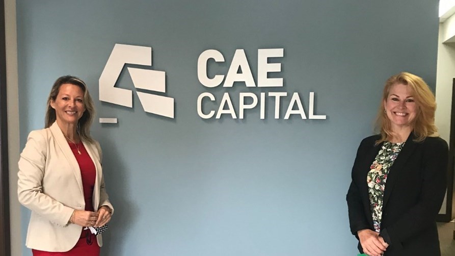 À gauche, Nathalie Dubord, directrice générale de CAE Capital, et à gauche, Julie La Rochelle, directrice générale de la CCIVR.